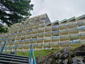 ein Bürogebäude mit Stühlen davor in der Unterkunft Appartement à GOURETTE, résidence EURONEIGE, avec balcon, vue idéale sur la montagne - 6 personnes in Eaux-Bonnes