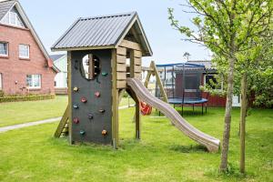 Zona de juegos infantil en Fewo Ingrids Ferienhof