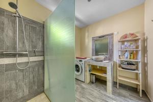 ein Badezimmer mit Dusche und Waschmaschine in der Unterkunft Au cœur des vignes in Montagne + 13 Fotos