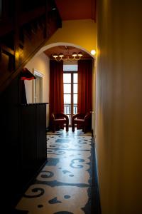 a hallway of a hotel with a room with a hallwayngthngthngthngthngth at Villa MERLINI w sercu Starego Miasta, Grodzka 19 Lublin in Lublin
