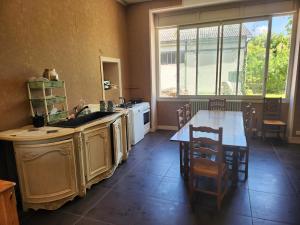 Galeriebild der Unterkunft Manoir, vaste parc arboré in Montbron