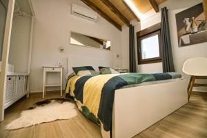 a bedroom with a large bed in a room at Apartamentos O Grilo in Doade