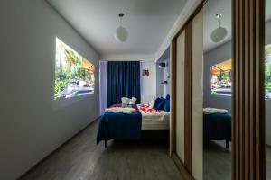 Postel nebo postele na pokoji v ubytování Orbeliani Luxurious Escape + 143 fotografií