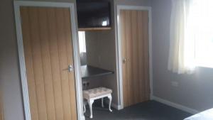 a small kitchen with a bench in a room at Castaway Guesthouse in Kirkwall