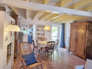 eine Küche und ein Esszimmer mit Tisch und Stühlen in der Unterkunft Maison de pêcheur charmante pour 4 pers, 500m plage des Govelins, Saint Gildas de Rhuys - FR-1-775-24 in Saint-Gildas-de-Rhuys
