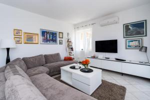 Televízia a/alebo spoločenská miestnosť v ubytovaní Villa Vista Old Town