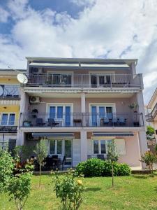 Budova, kde se apartmán nachází + 13 fotografií
