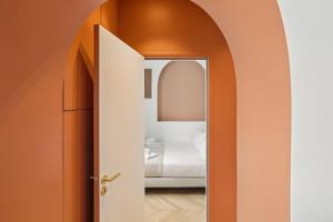 Habitación con cama y puerta abierta en Appartement Guersant Pereire, en París