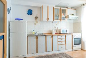 cocina con nevera blanca y fregadero en Apartment Tomic en Dubrovnik