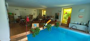 Bazén v ubytování B&B Dolce vista al lago Lugano nebo v jeho okolí