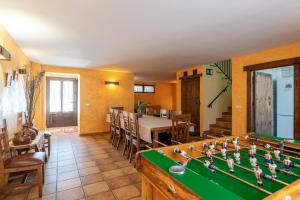 a room with a pool table and a dining room at Callejon Del Pozo in Gálvez