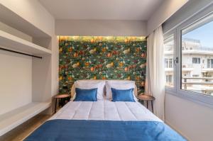 海若克利欧4 Living by Semavί的卧室配有一张大花卉墙,位于床后