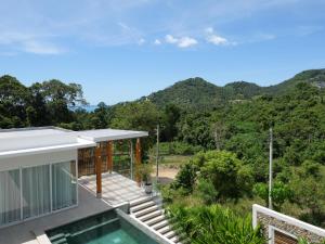 een huis met een zwembad en bergen op de achtergrond bij Villa My Zen 4Br Private Pool & Walk to Beach in Chaweng Noi Beach