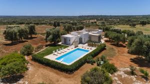 an aerial view of a villa with a swimming pool at Paradise Villa Torre Guaceto in Carovigno