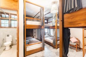 Interconnection Hostel客房内的一张或多张床位