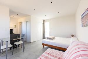 Galeriebild der Unterkunft Studio dans résidence avec piscine in Calvi + 12 Fotos
