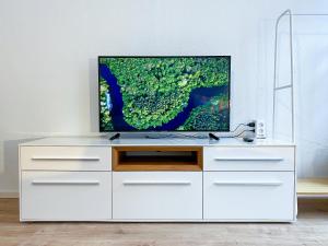 Un televizor și/sau centru de divertisment la 6 Betten am Bahnhof der Kulturhauptstadt 2025