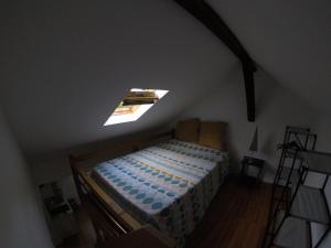 Postel nebo postele na pokoji v ubytování Studio mezzanine des Eaux Vives