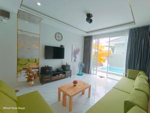 TV a/nebo společenská místnost v ubytování Love Here Poolvilla หัวหิน