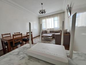 Posezení v ubytování Casablanca Beautiful and Tranquil Family Apartment