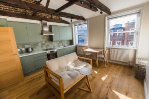 Kuchyň nebo kuchyňský kout v ubytování St Athans Hotel