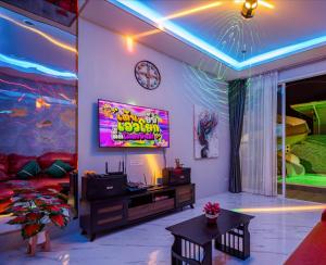 TV a/nebo společenská místnost v ubytování Love Here Poolvilla หัวหิน