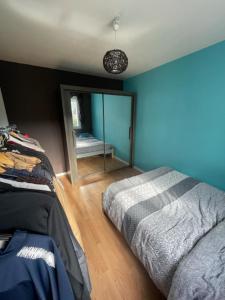 Un dormitorio con dos camas y un espejo. en Joli T2 proche de la gare, en Clermont-Ferrand