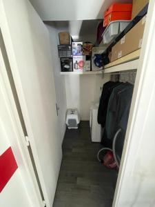 Habitación pequeña con un pasillo con escalera en Joli T2 proche de la gare, en Clermont-Ferrand