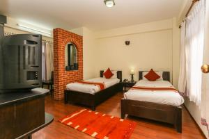 Postel nebo postele na pokoji v ubytování Thamel Eco Resort + 37 fotografií