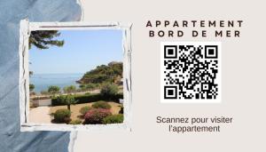 カリー・ル・ルエにあるAppartement bord de merのアパートの窓から海が見える