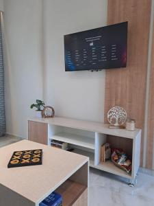 TV a/nebo společenská místnost v ubytování Maya apartments Hanioti