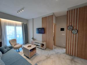 TV a/nebo společenská místnost v ubytování Maya apartments Hanioti