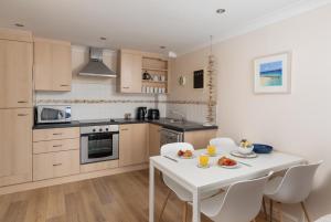 Η κουζίνα ή μικρή κουζίνα στο 6 Lower Talland Apartments
