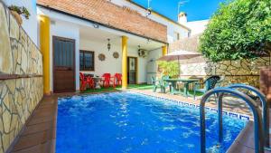 Bazén v ubytovaní Casa Huerta San Miguel El Bosque by Ruralidays alebo v jeho blízkosti
