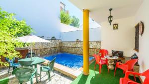 Bazén v ubytovaní Casa Huerta San Miguel El Bosque by Ruralidays alebo v jeho blízkosti