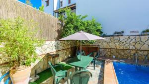Bazén v ubytovaní Casa Huerta San Miguel El Bosque by Ruralidays alebo v jeho blízkosti