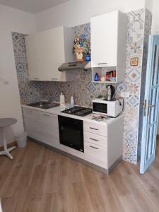 A kitchen or kitchenette at ASFODELIA-STELLA