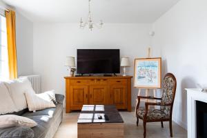 TV a/nebo společenská místnost v ubytování La Parenthèse Enchantée – 10 pers