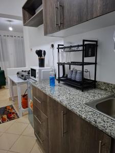 une cuisine avec un comptoir avec un micro-ondes dans l'établissement The Cozy house, à Nairobi