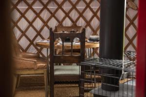 阿斯克里格Oystercatcher的餐桌和两把椅子