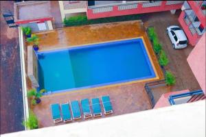 - une vue sur la grande piscine bleue dans l'établissement The Cozy house, à Nairobi 13 autres photos