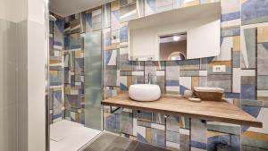 un bagno con lavandino e specchio di DolceVite - Piazza di Spagna a Roma