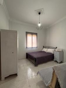 エルムポリにあるPorto Levante Heliosのベッドと窓のある寝室