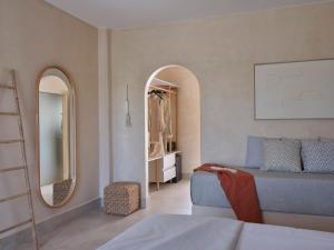 Postel nebo postele na pokoji v ubytování Salt Suites Paros