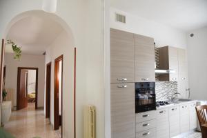 una cucina con mobili bianchi e una stufa di Katospedi House a Lecce a Lecce Altre 32 foto