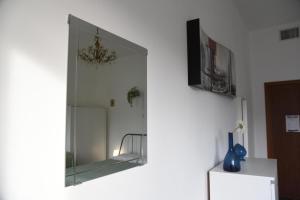 uno specchio a parete in soggiorno di Katospedi House a Lecce a Lecce