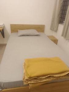 Postel nebo postele na pokoji v ubytování Lakshmi Residency By Sky inn