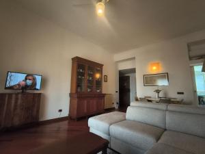 Una sala de estar con un sofá y un televisor de pantalla plana. en Sea Residence, en Lido di Ostia