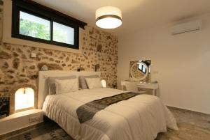 ein Schlafzimmer mit großem Bett und Fenster in der Unterkunft Bastide Blanche in Les Arcs sur Argens + 27 Fotos