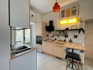 eine Küche mit Spüle und Arbeitsplatte in der Unterkunft Amiata Escape in Arcidosso